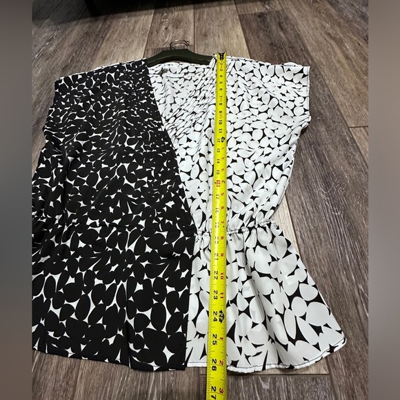 White and Black Top Size Large
Excellent condition. - Picture 4 of 7